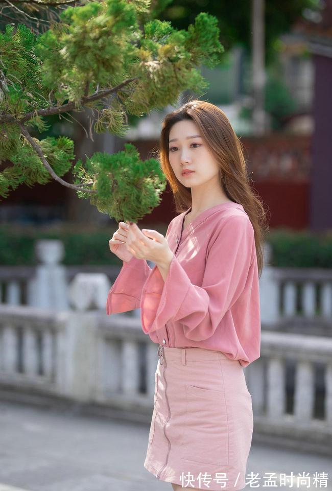 减龄 甜美减龄的雪纺衫,干练的V领设计露出精致的锁骨美,充满时尚感