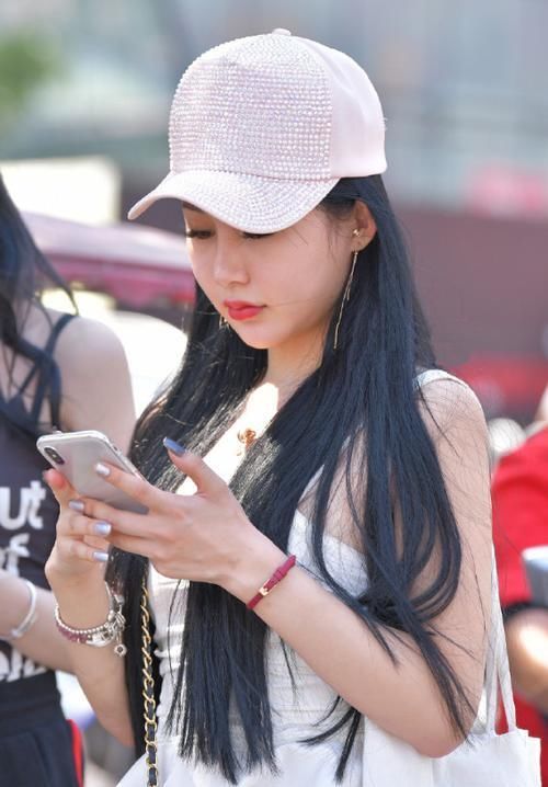  女神|街拍：极品女神长发及腰，紧身衣加小短裤真的美，凸显好身材！