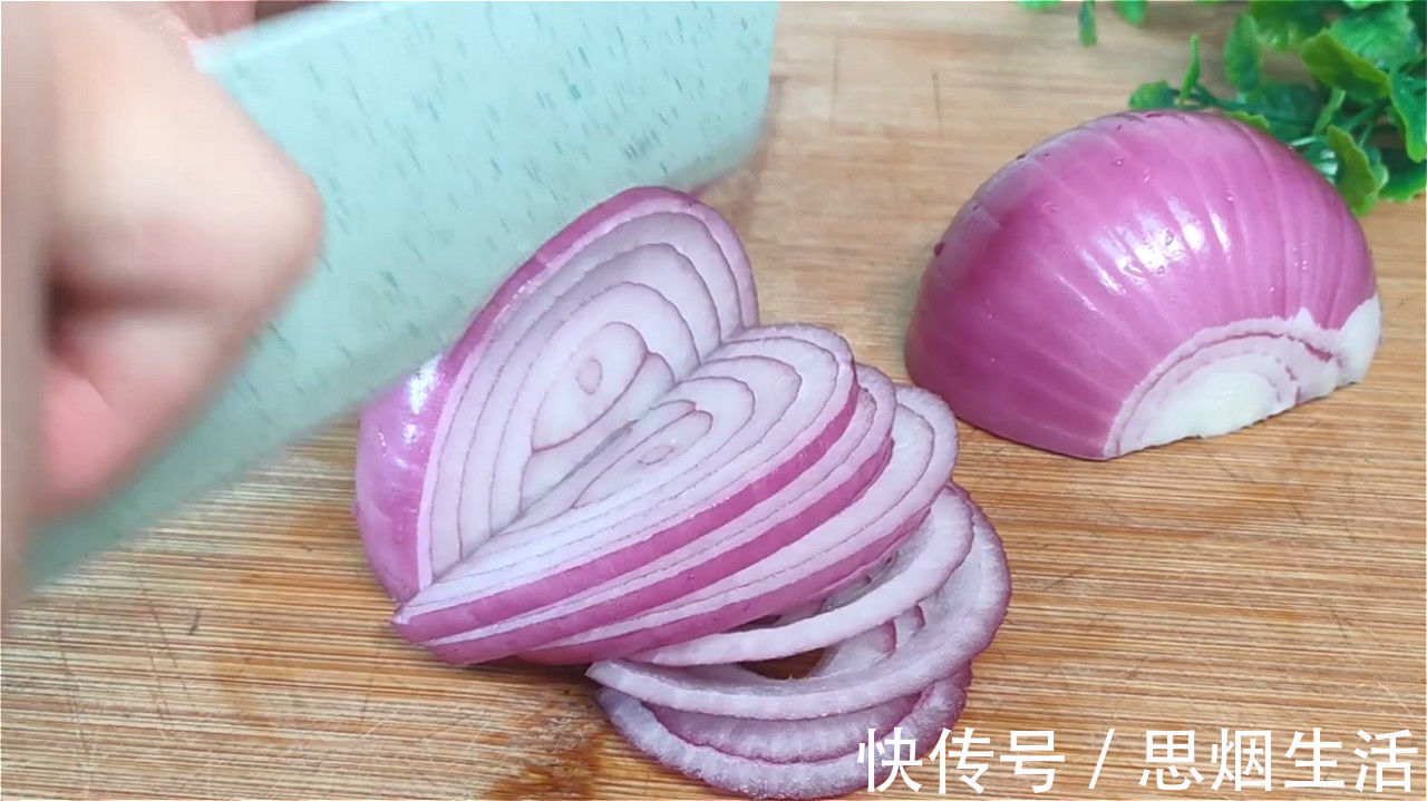天冷了,洋葱的这个做法火了,加两个鸡蛋,简单一做,比肉还香