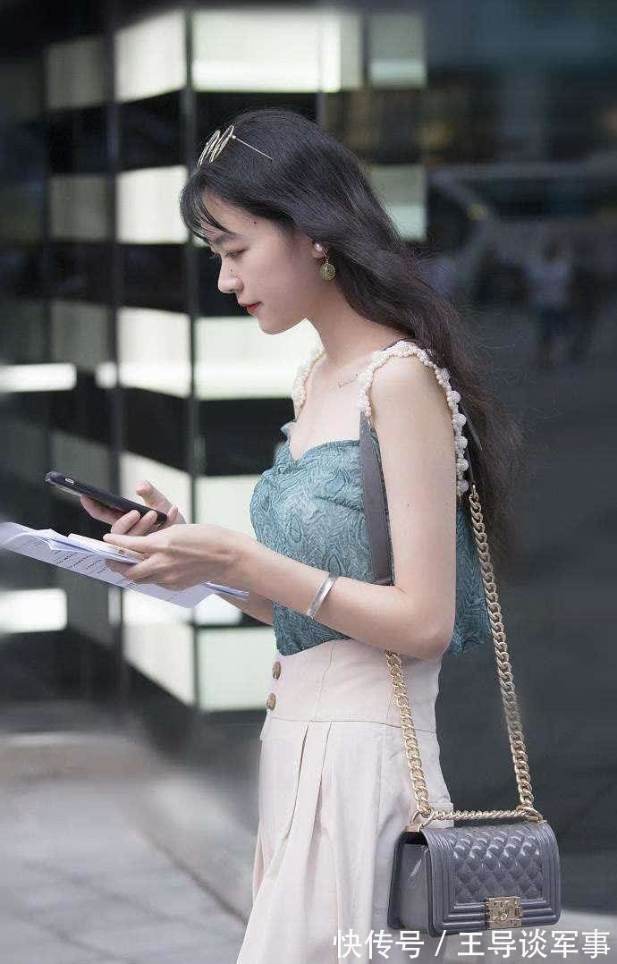 短裙 小姐姐搭配高腰短裙,秀出了一双完美的大长腿