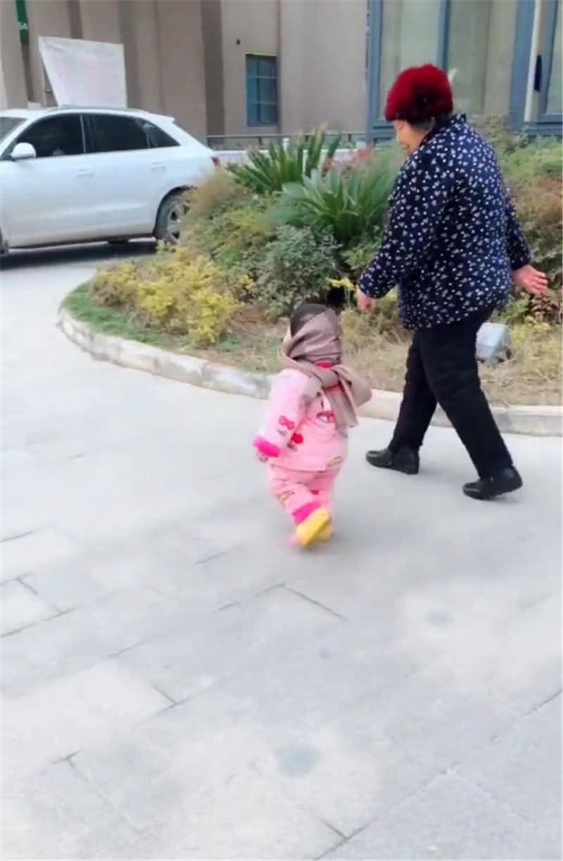 鞋子|孩子走路越早,代表智商越高吗走路早的通常是这类孩子,别得意