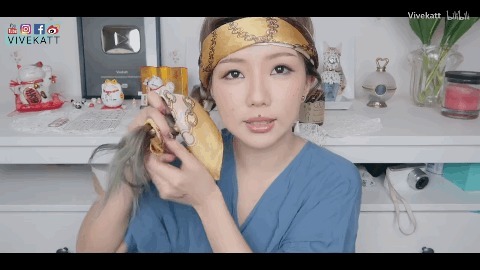 丝巾 别再披头散发了！这3个发型小技巧显嫩又高级