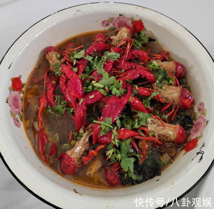 小也|龚俊暂别《中餐厅》,晒照感谢合伙人,还分享了小龙虾的制作秘方