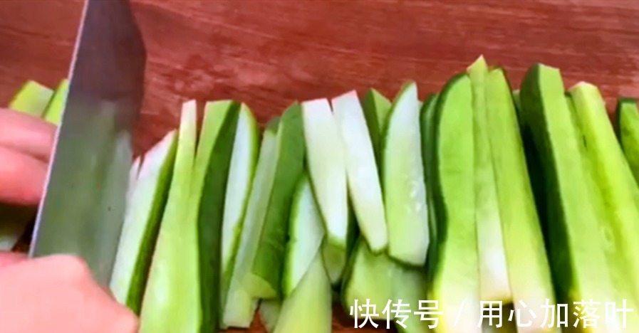 天冷了,碰到此菜别手软,一次买50斤,晒干囤起来,冬天吃特别香!