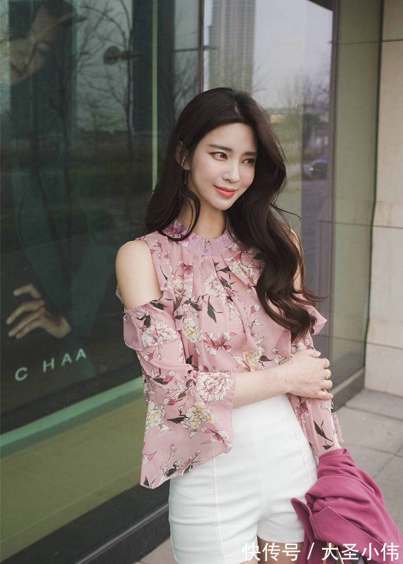 穆勒|美女街拍:露脚趾的银色尖头高跟鞋,带着一种迷人的气息,显得十分漂亮