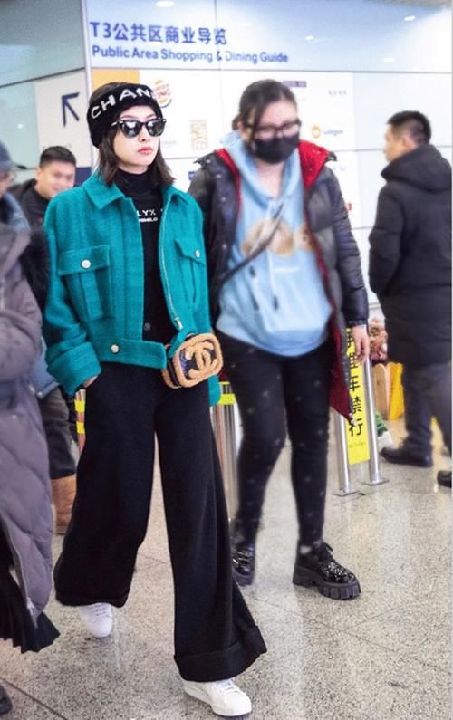 明星|女明星穿4万大衣时尚现身，看到她的发带后，简直太甜美