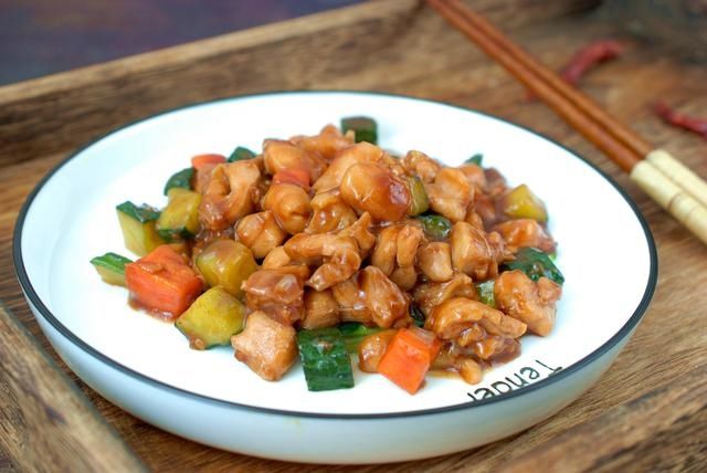 鸡丁|秋天了，吃鱼吃肉不如吃它，软嫩弹牙不上火，配米饭真香啊