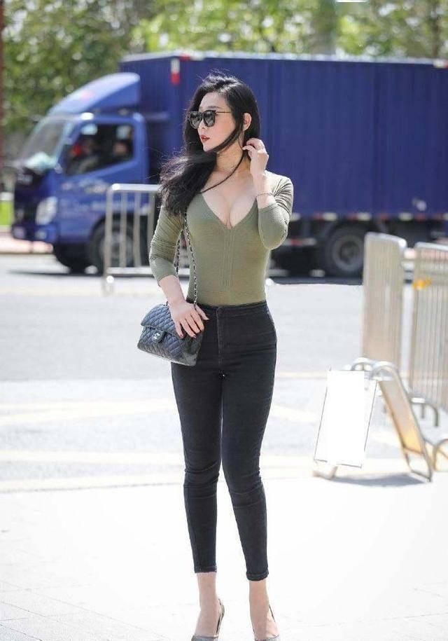 街拍紧身衣牛仔裤勾勒出美女的曼妙身材回头率杠杠滴