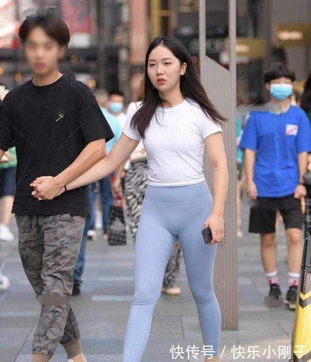 搭配 束腰贴身的瑜伽裤,修身的版型凸显身材,非常不错
