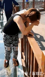 妹子|妹子,腿抖得这么厉害,走完玻璃桥,裤子都湿透了吧