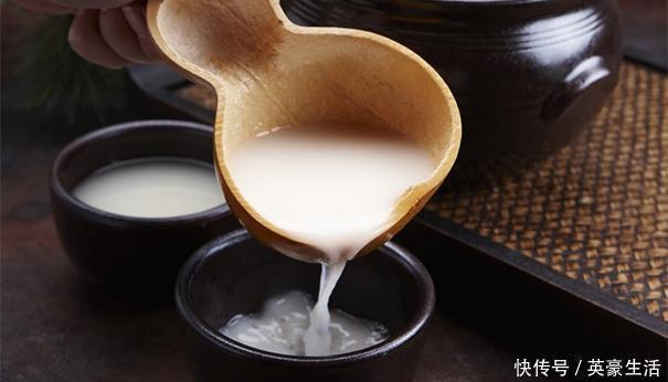 热水泡脚|106岁老人抽烟喝酒不运动,却说长寿并不难,只需少碰一件事