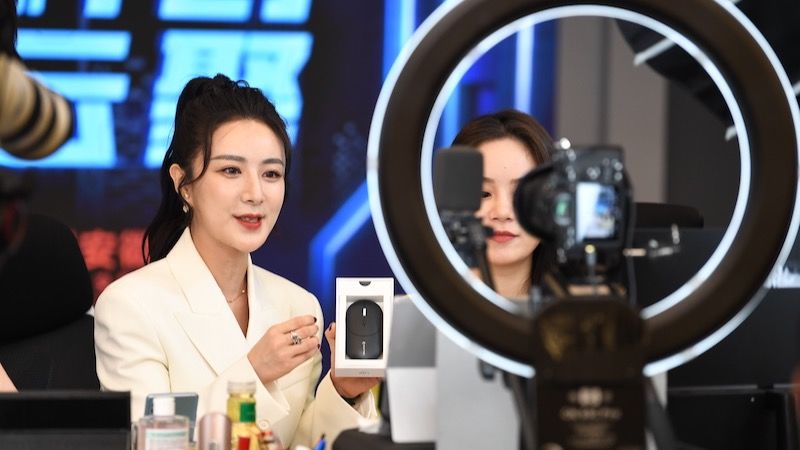 薇娅|超级主播的升级焦虑，李佳琦和薇娅真需要上市吗？