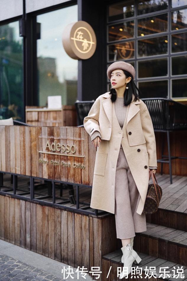大衣下面别穿小脚裤,显矮!瞧三木这样穿,显高又保暖