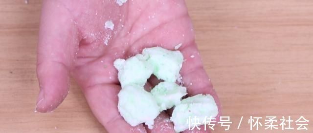 妙招|洗衣服时，水里丢几粒小东西，不管多脏都能干净如新，回家试试