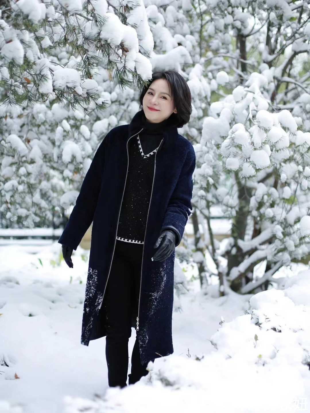 咖啡色|50岁女人如何“优雅过冬”?学她的穿搭思路,温柔大方又高级