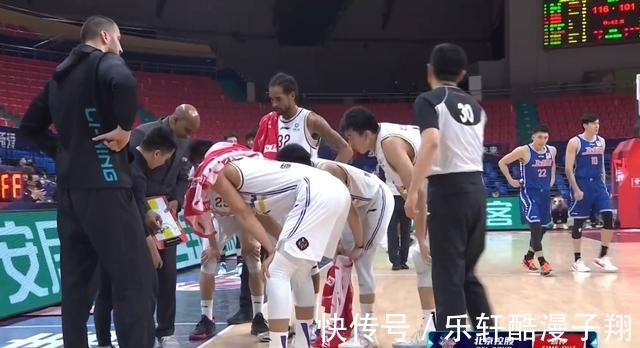 李春江|难堪!郭昊文无人防守秀扣篮,李春江国骂问候马布里