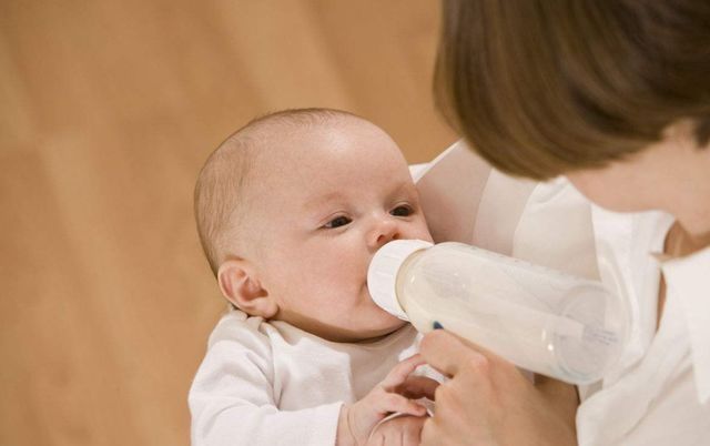地铁|女子在地铁上喂母乳,被旁边男子指责不体面,妈妈当场回怼太解气