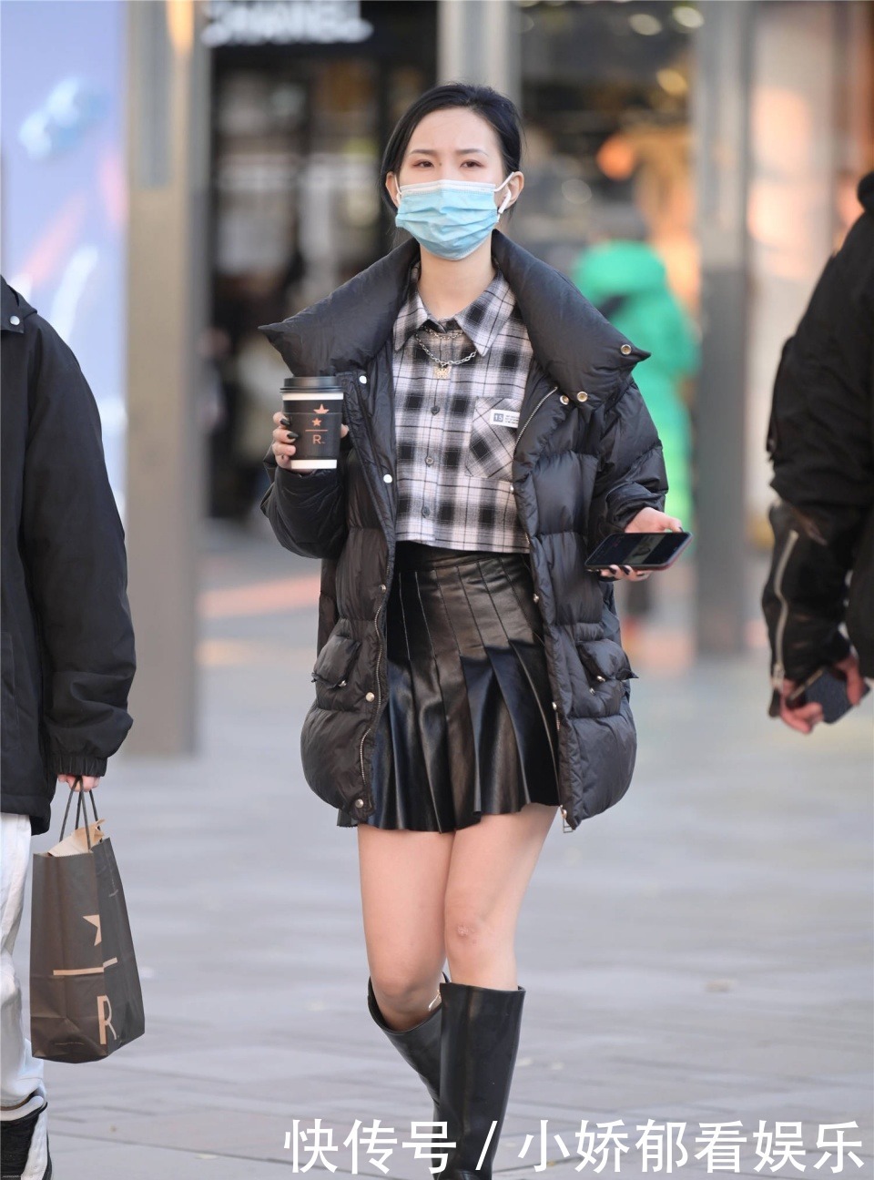 浅蓝色|街拍:美女搭配一款浅蓝色的牛仔夹克,看起来很好看