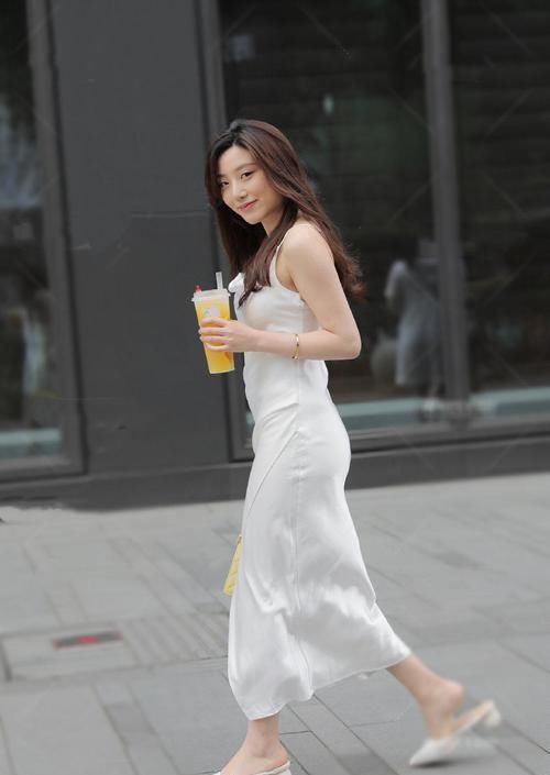 纯白色|显高显瘦的纯白色吊带连衣裙,修身不紧身,气场十足!