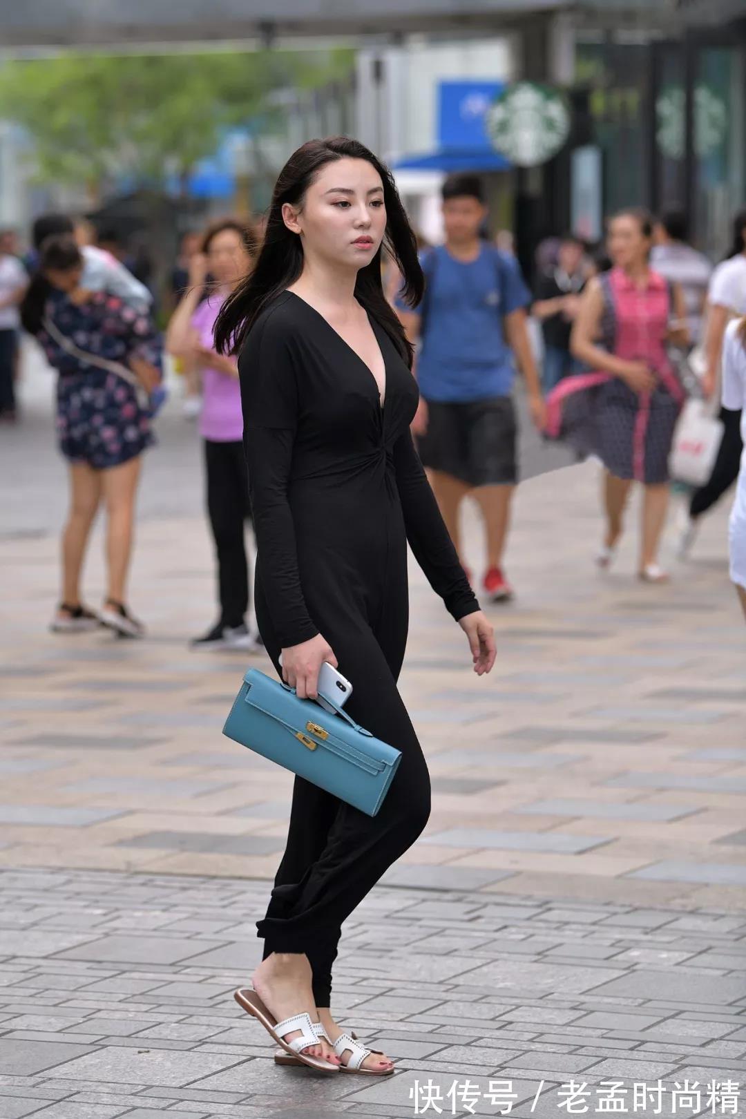 穿搭 街跑路人,深V系穿搭参考,让你展现自信时尚的魅力