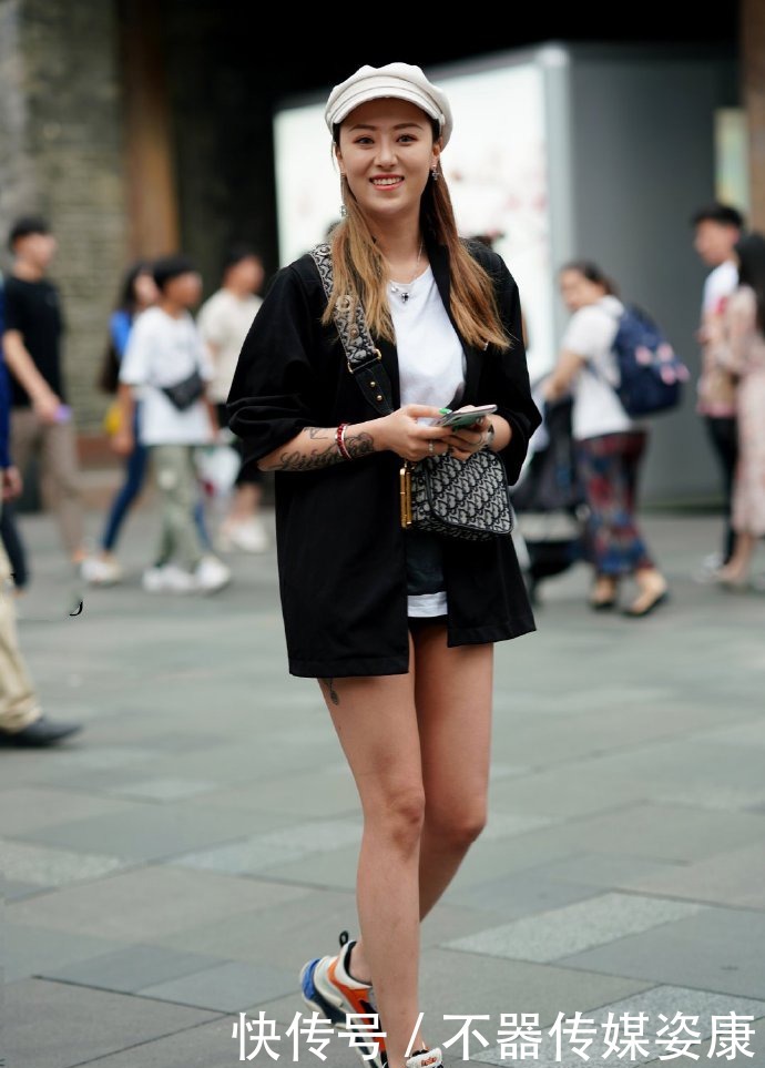 小姐姐的着装干净又整洁,而且给人一种舒适感