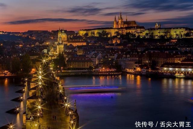 首都@全球首座入选世界遗产的城市，被评为欧洲最美首都，宛如童话世界