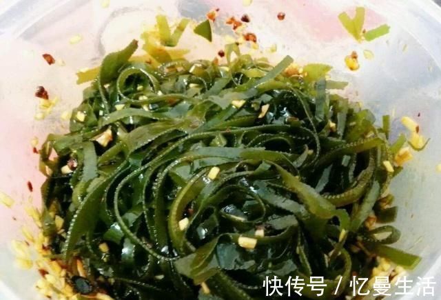 搅拌均匀|凉拌海带丝最不该放的1种调料,很多人都会错放,难怪海带丝难吃