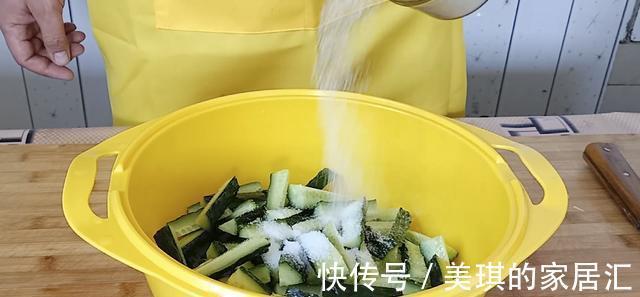 小哥|大厨教你“凉拌黄瓜”秘诀，清脆爽口，酱香入味，两分钟做一盘