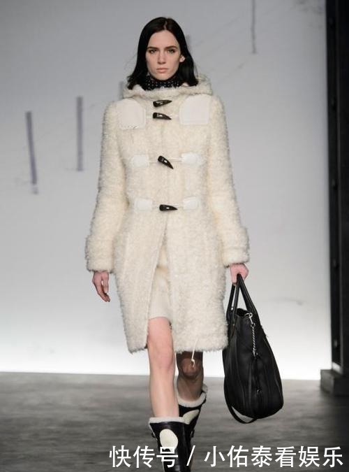 个子矮就别穿大衣了,今年流行的“羊羔绒”外套,时髦保暖又显高