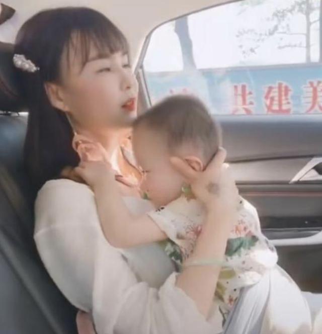 宝爸|最年轻姥姥走红,搭配时髦不耽误带外孙,年轻之心堪比伊能静