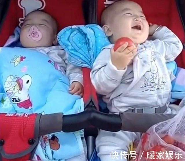 哥哥|双胞胎哥哥趁弟弟睡着偷吃西红柿, 哥哥得意的表情笑喷妈妈