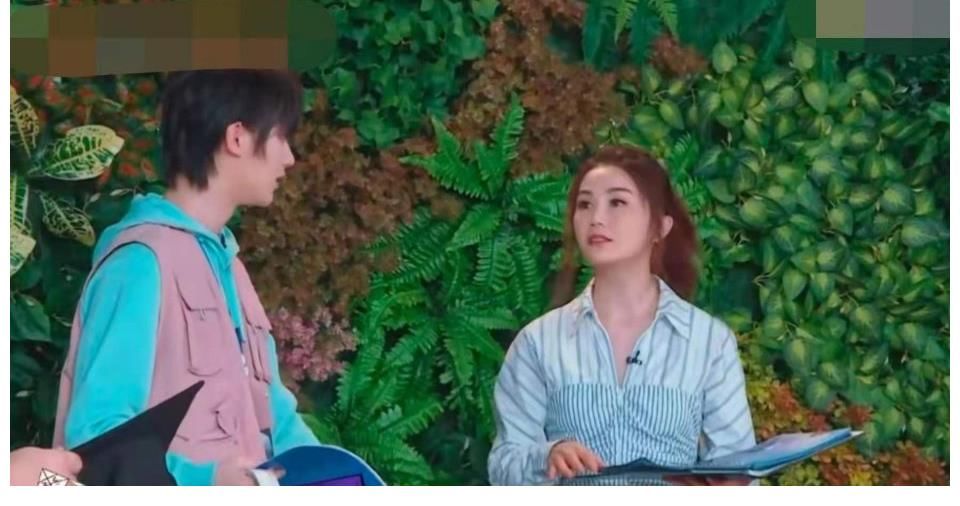 粉丝们|丁程鑫教吴磊撒娇wink，吴磊害羞到低头，丁程鑫反应让人直呼磕到了