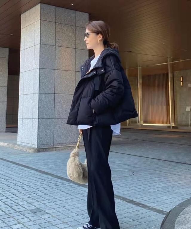 显高显瘦 50岁女人别穿得太花哨,合理配色与得体搭配才高级,时髦又显年轻