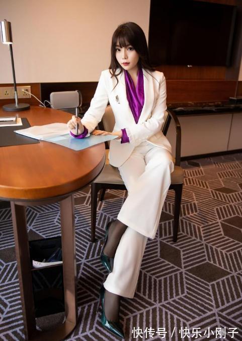 女人味 美女白色西装搭配紫色衬衫,白与紫的碰撞,穿出不一样的女神范