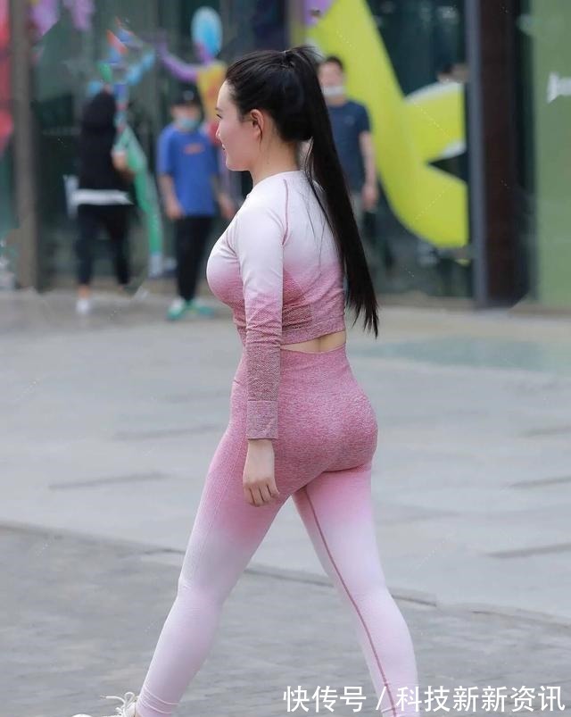 连衣裙 瘦中有“肉”的瑜伽裤美女,充满了休闲的气息,身材真好!