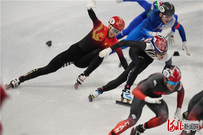 孙龙|组图｜短道速滑男子1500米接力A组决赛在首都体育馆举行，孙龙在比赛中不慎摔倒