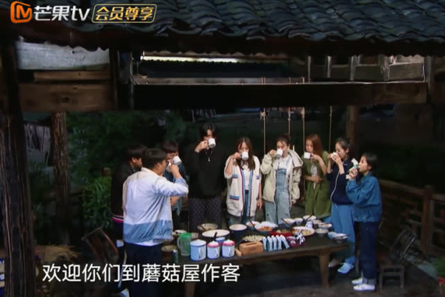 黃磊做完飯卻不動筷子,王麗坤一臉納悶,何老師解釋心疼