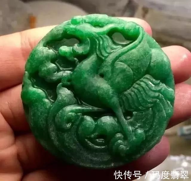 抛光!差点没人要的手镯芯,摇身一变满绿翡翠挂件,出价50000都不卖!