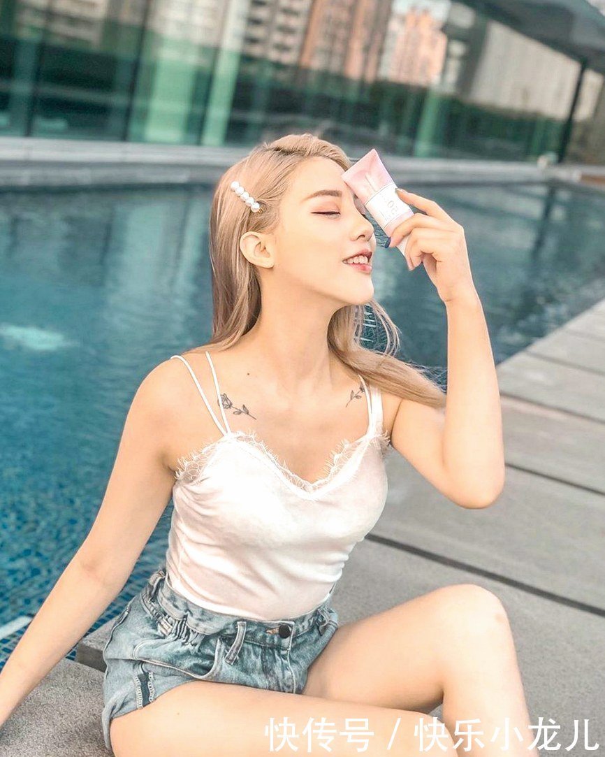 白皙稚嫩的瓜子脸，双眼迷媚有神，灿烂的笑容将人深深吸引