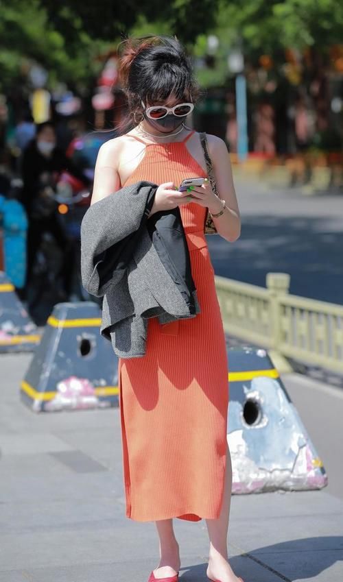 早春穿连衣裙，上衣和鞋子怎么选？两个搭配思路助你提升衣品