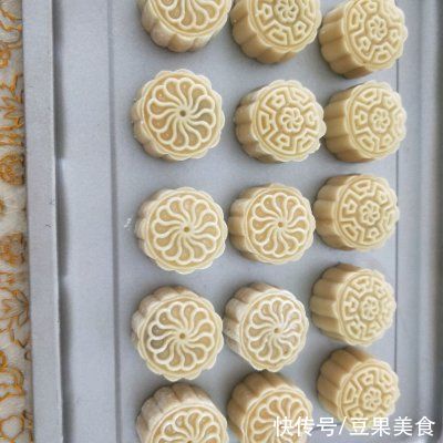月饼|简单快手又下饭的豆沙馅广式月饼，吃起来那叫一个香