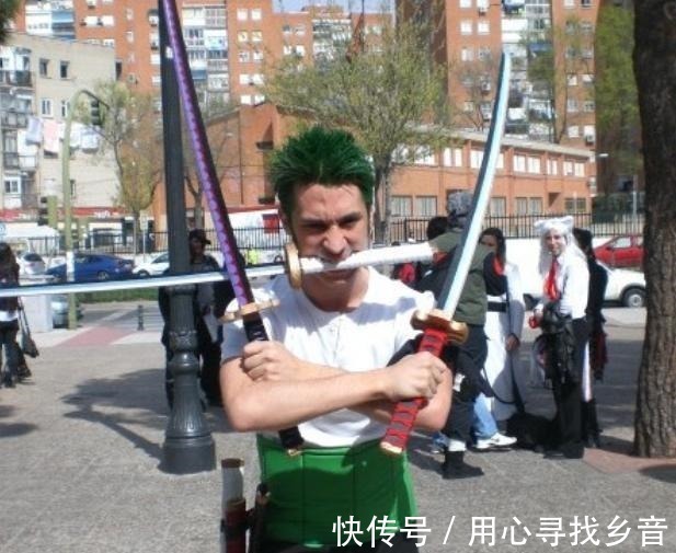 绿色|小哥为cos海贼王索隆,将头发染成了绿色,女友看到后爱上了
