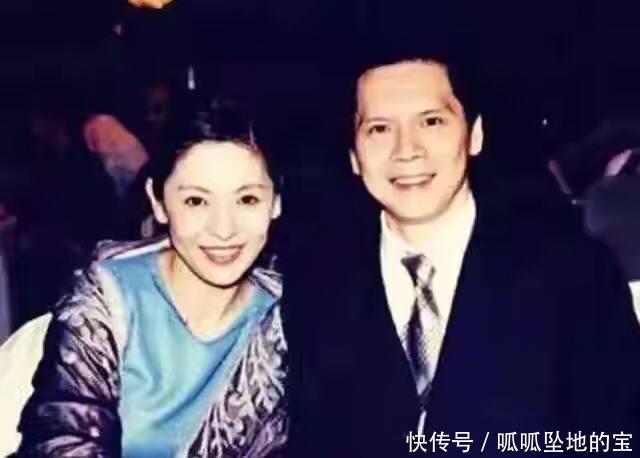 向太新年也换发型，烫“泡面头”配圆脸显贵气，阔太太也是洋气人