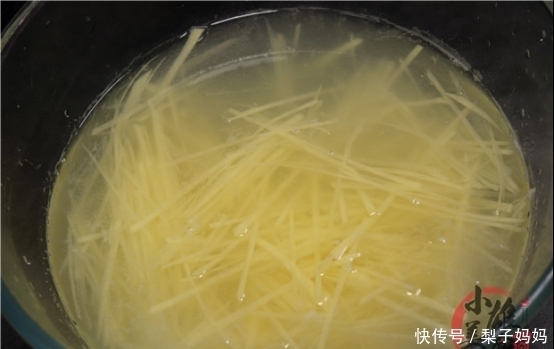 好吃|炒土豆丝时,先放醋还是后放醋?多数人一下锅就错了,难怪不好吃