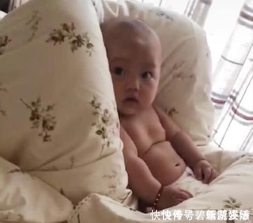 宝宝们|12个月萌宝哄睡辛劳宝妈,一动不动的样子,“笑坏了”老爸
