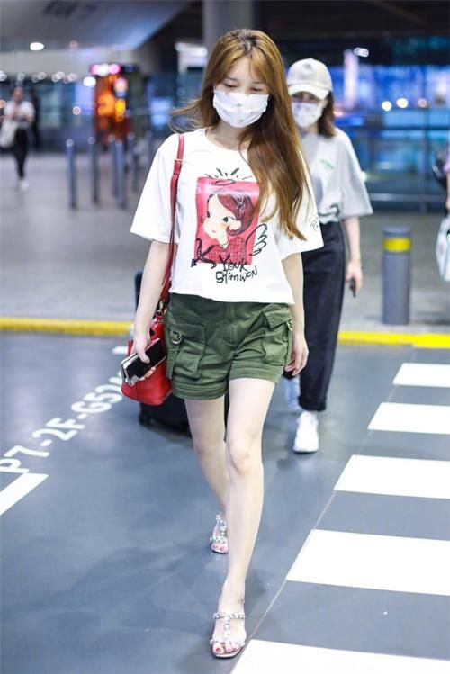 “阔腿裤”大势已去！现开始流行“乘风破浪的裤子”，遮肉又显瘦