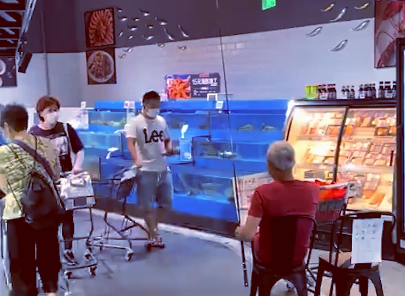 超市|上海一大爷钓鱼上瘾，直接跑到超市生鲜区下竿，女儿：大家都同意