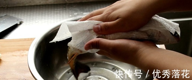 炸鱼用淀粉还是面粉教你正确做法,好吃又美味爱吃鱼的别错过!