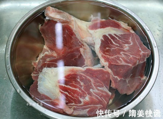做酱牛肉，只需4种调料，牢记关键3步，牛肉酱香红润，酥烂不塞牙