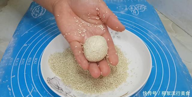 开水|麻团和面是开水还是凉水吗,掌握3个技巧,个个空心鼓泡不炸裂